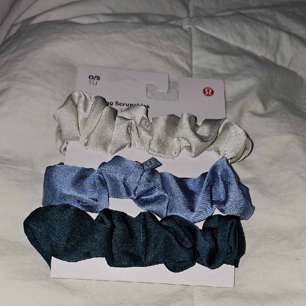 Lululemon Womens Upliflting Scrunchies 3 Pack!! Nwts, BLWL/BONE/SMTL!!